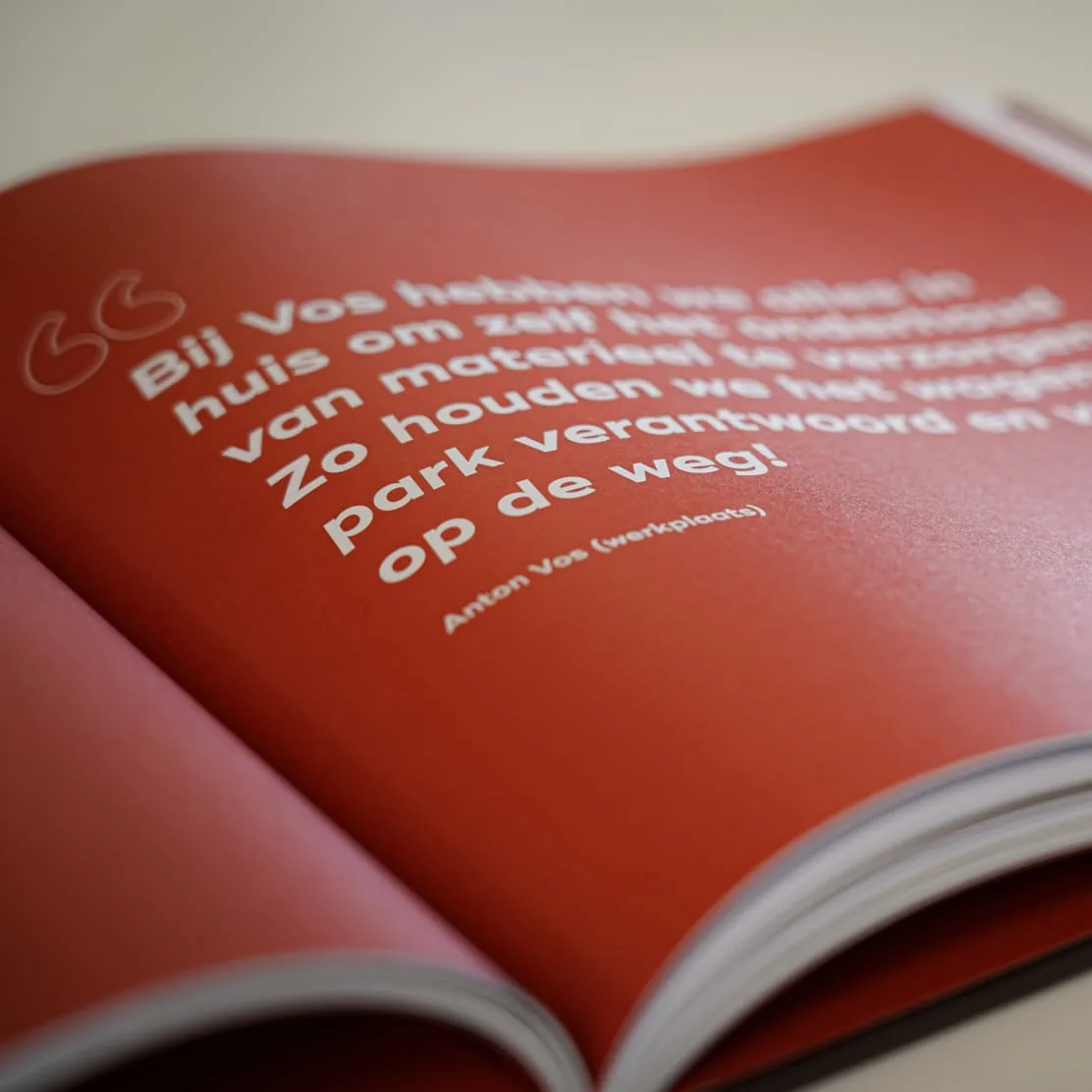 Het opengeslagen jubileumboek van Vos Transport